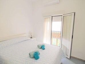 4 habitaciones, escritorio y tabla de planchar con plancha 