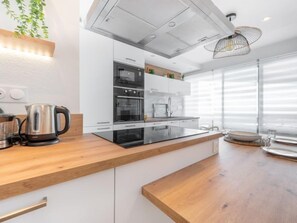 Een koelkast, een microgolfoven, een oven, een vaatwasser