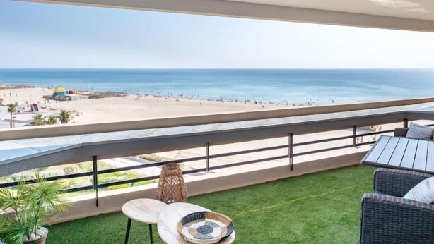 A balcony with a view of the beach and ocean. - Terrasses du Levant by Interhome (Canet-Plage)