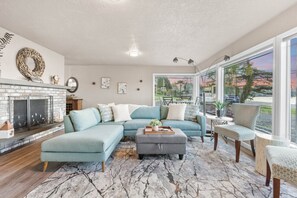 Smart TV, foosball, table tennis - Waterviews, Gameroom, close to DT, & Ferries! (Port Orchard)