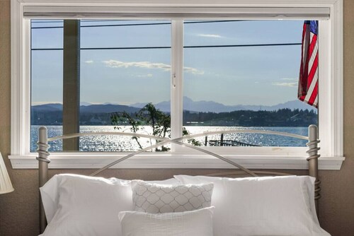 Waterviews, Gameroom, close to DT, & Ferries!