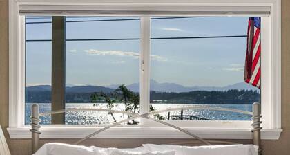 Waterviews, Gameroom, close to DT, & Ferries!