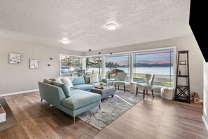 Smart TV, futbolito, mesa de ping pong