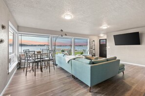 Smart TV, futbolito, mesa de ping pong