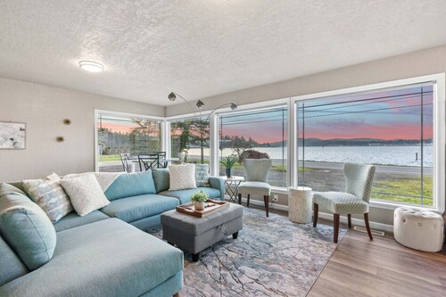 Waterviews, Gameroom, close to DT, & Ferries!