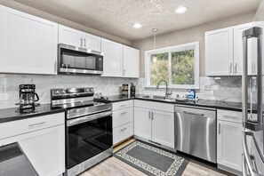 Refrigerador, microondas, horno, placa de cocina