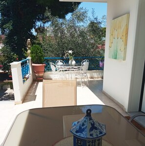 Outdoor dining - A cozy whole house near the airport and the beach (Artemis)