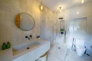 Shower, rainfall showerhead, free toiletries, hair dryer - Villa Upeksha (Canggu)