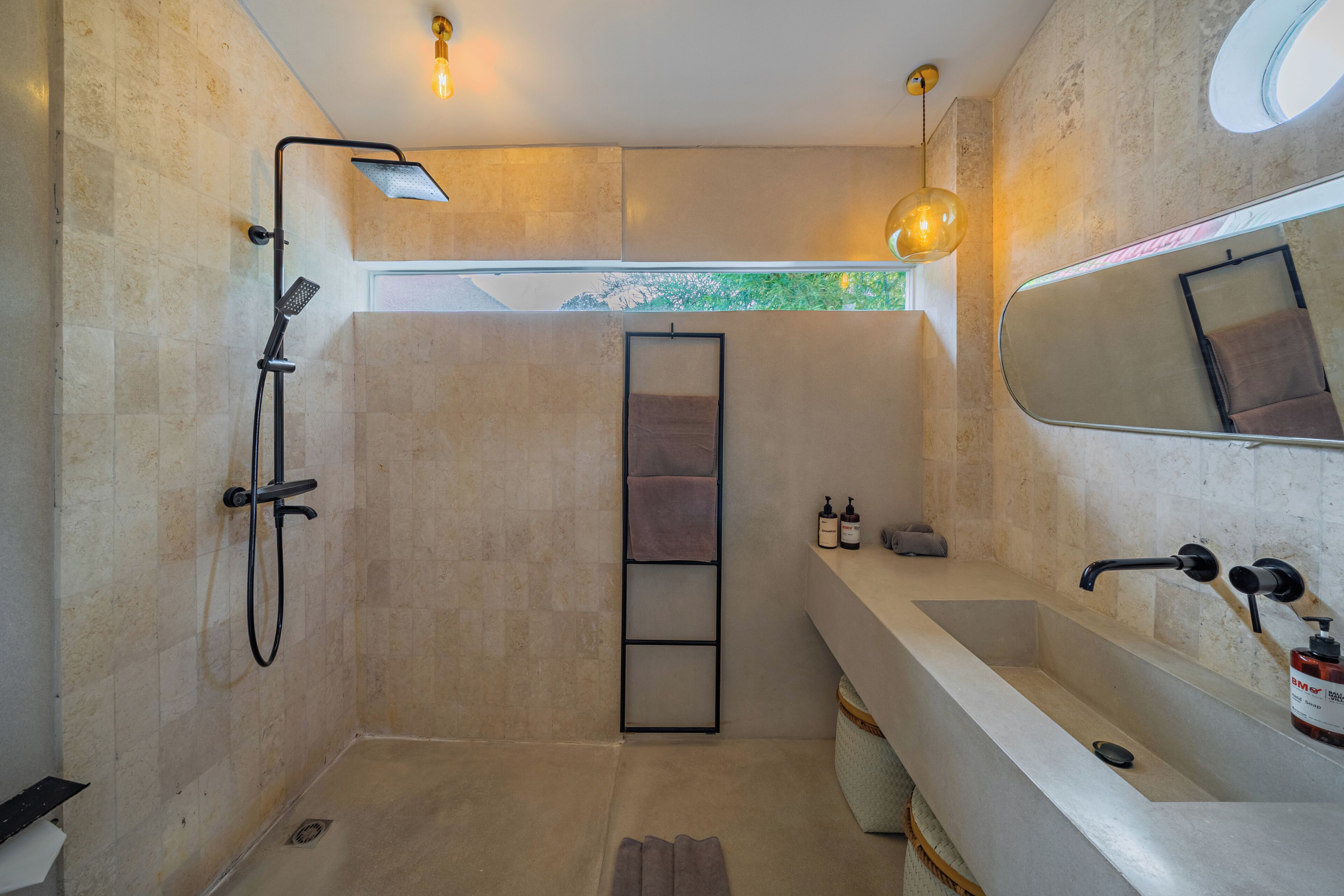 Un baño moderno con ducha, bañera y tocador.