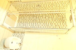 Kombinert dusj/badekar, hårføner, bidé og håndklær