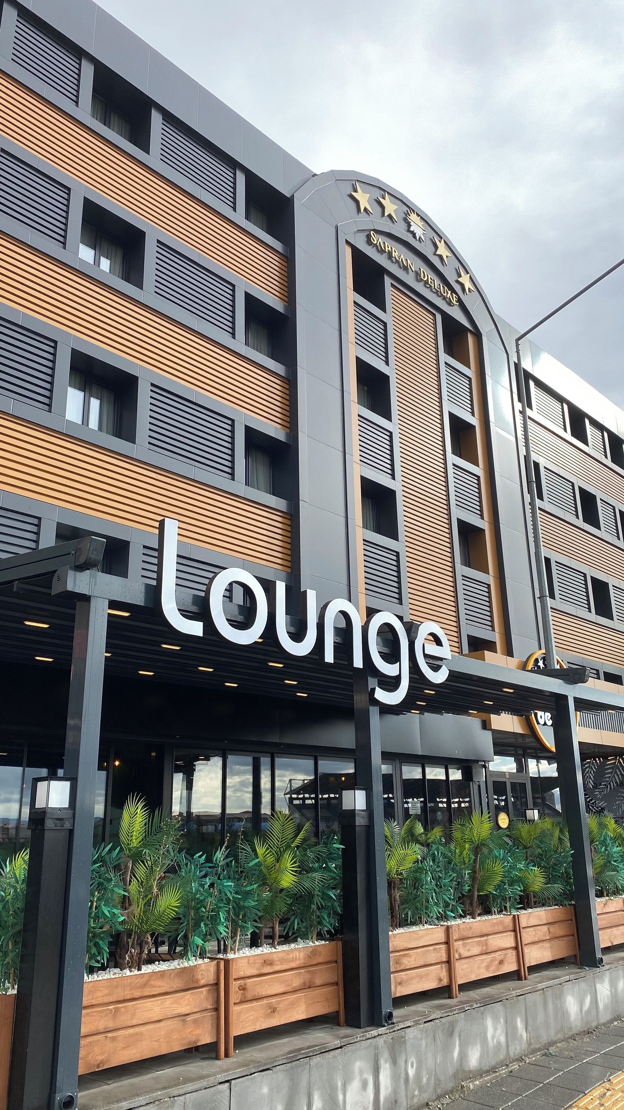 Un edificio moderno con un letrero que dice "Lounge" y "SAPPAN DELUXE".