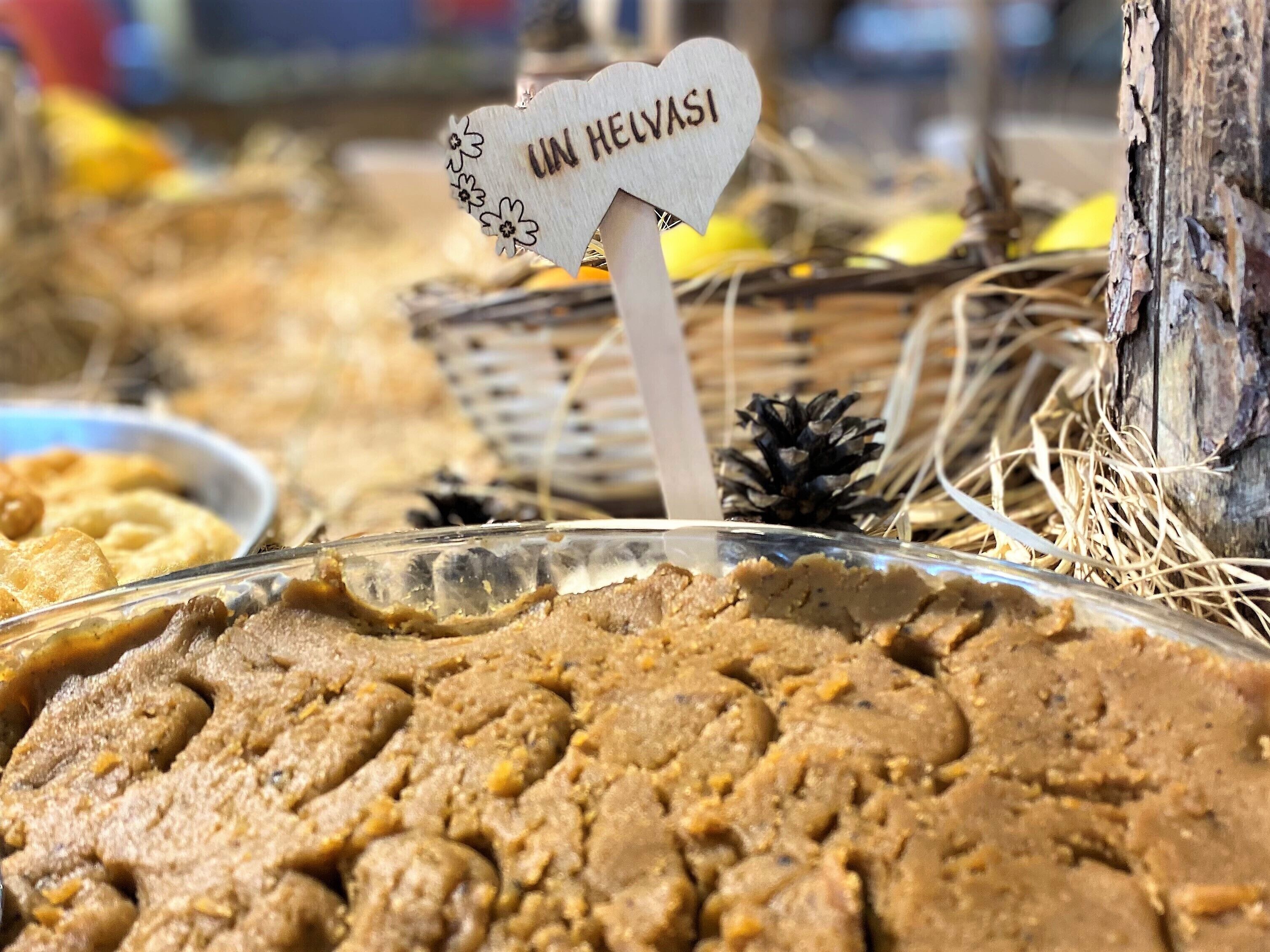 A food display with a heart-shaped sign that reads "UN HELVASI".