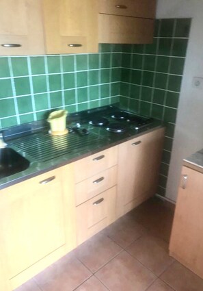 Kühlschrank, Kochgeschirr/Geschirr/Besteck, Esstisch