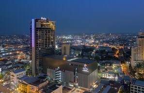 Located in the heart of the city, this hotel offers stunning views of the urban landscape.