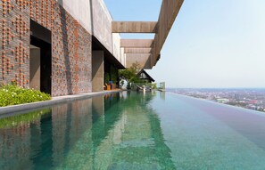 Outdoor pool - Ad Lib Hotel Khon Kaen (Khon Kaen)