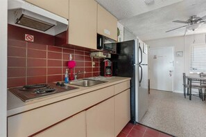 Refrigerador con congelador, microondas y parrilla de estufa 