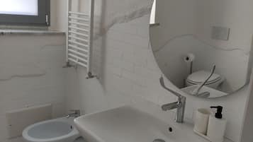 Douche, sĂšche-cheveux, bidet, serviettes fournies