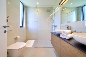 Shower, free toiletries