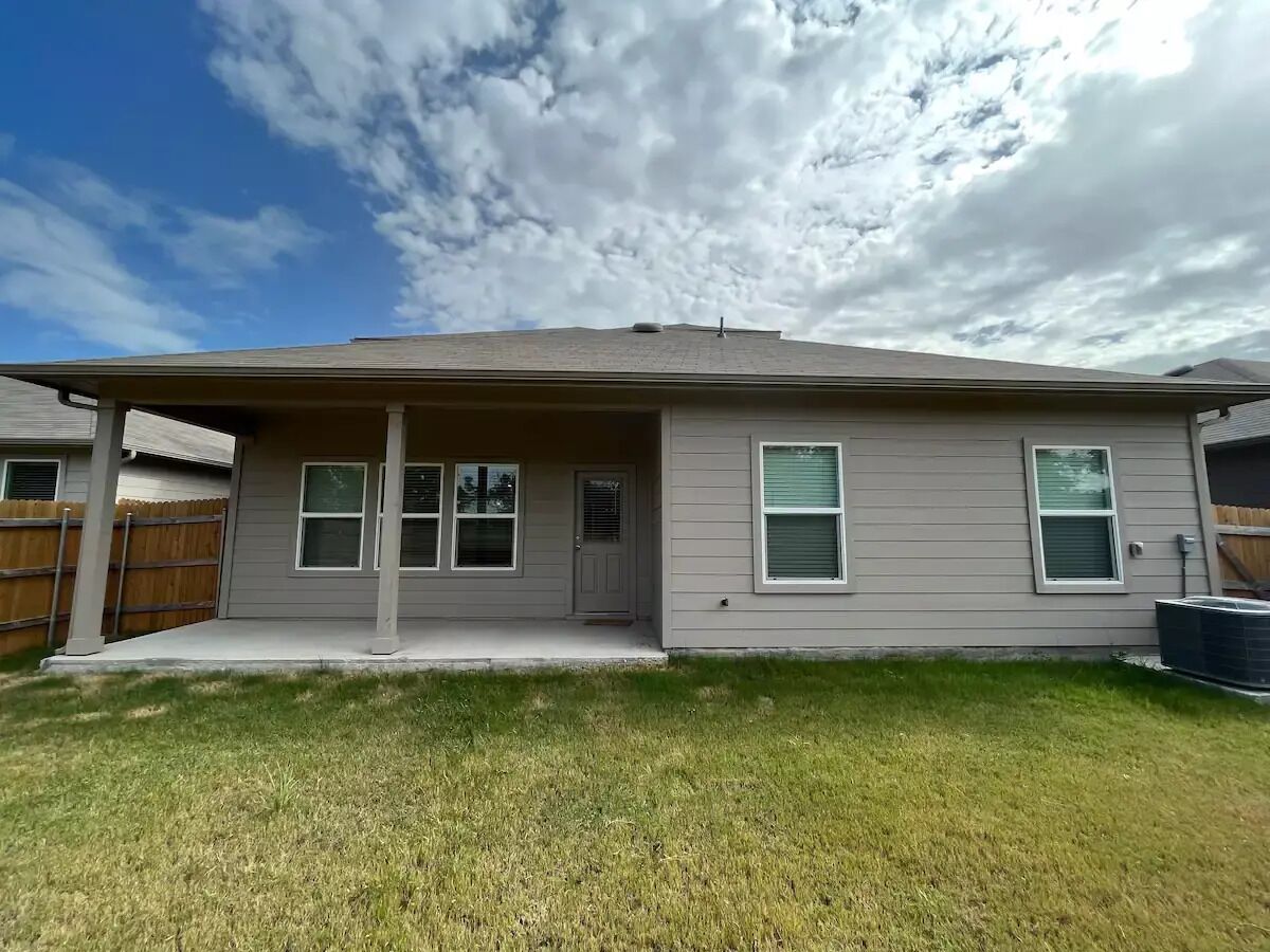 Corporate housing 5 Bedroom, 3 Bath, sleeps 10, Near Tesla Gigafactory Austin TX