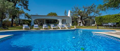 حمّام سباحة خارجي، حمّام سباحة مُدفَّأ