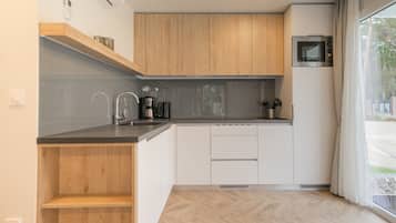 Geladeira, micro-ondas, cooktop, lava-louças