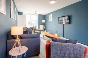 Premium House, Private Bathroom, Garden View (4 bed 2 bath house) | Lounge - Gatwick Place (Horley)