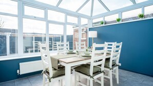 Rumah Premium, kamar mandi pribadi, pemandangan kebun (4 bed 2 bath house) | Tempat makan