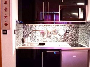 Fridge, microwave, dishwasher, coffee/tea maker
