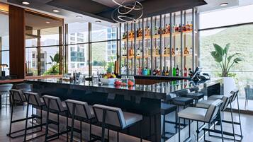 2 bares/lounges