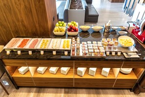 每日供应自助式早餐（每人 MXN 310）