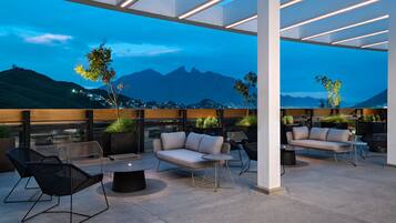 2 bares o lounges