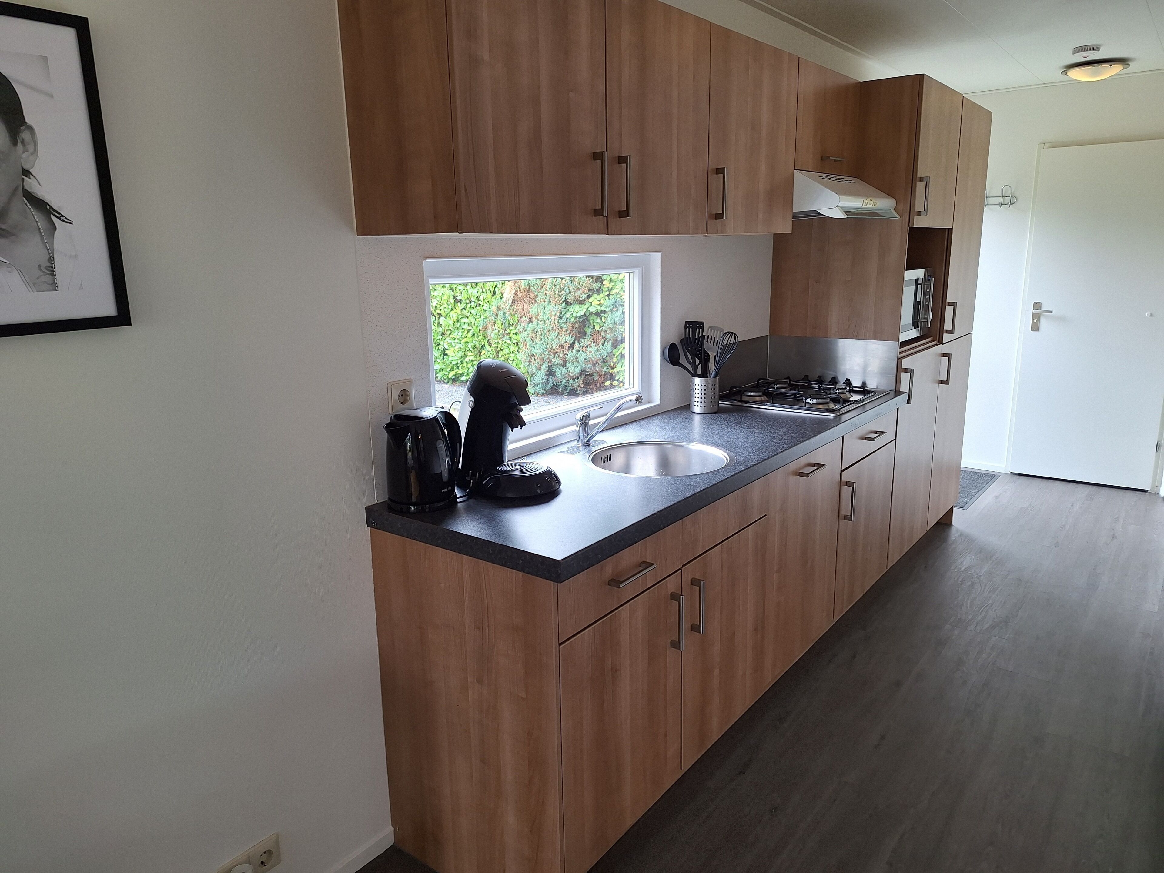 Een koelkast, een microgolfoven, een kookplaat, een vaatwasser