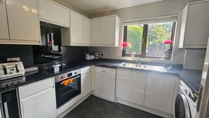Premium-talo, kylpyhuone makuuhuoneen yhteydessä, näköala puutarhaan (3 bed 1 bath house) | Jaettu keittiö