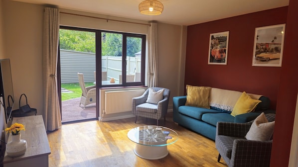 Premium-talo, kylpyhuone makuuhuoneen yhteydessä, näköala puutarhaan (3 bed 1 bath house) | Lounge