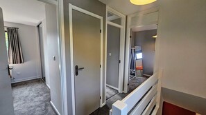 Premium House, Ensuite, Garden View (3 bed 1 bath house) | Interior - Grassmere (Horley)