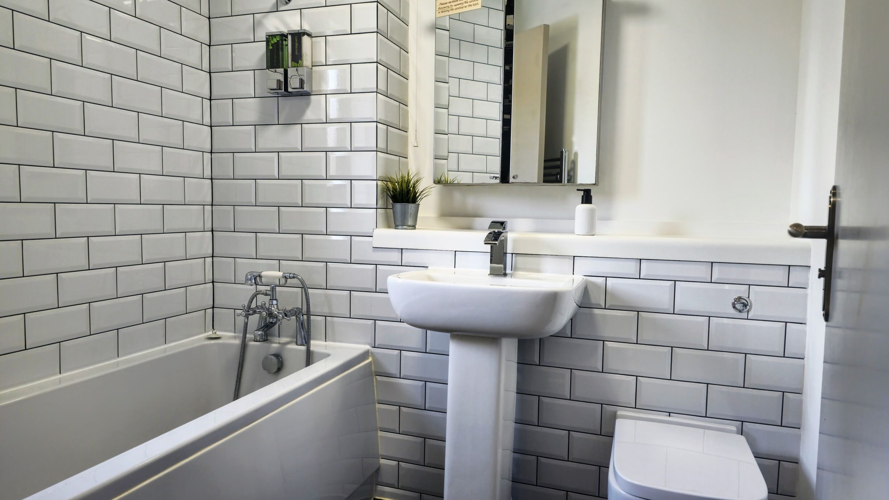 Premium House, Ensuite, Garden View (3 bed 1 bath house) | Bathroom