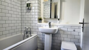 Premium House, Ensuite, Garden View (3 bed 1 bath house) | Bathroom - Grassmere (Horley)