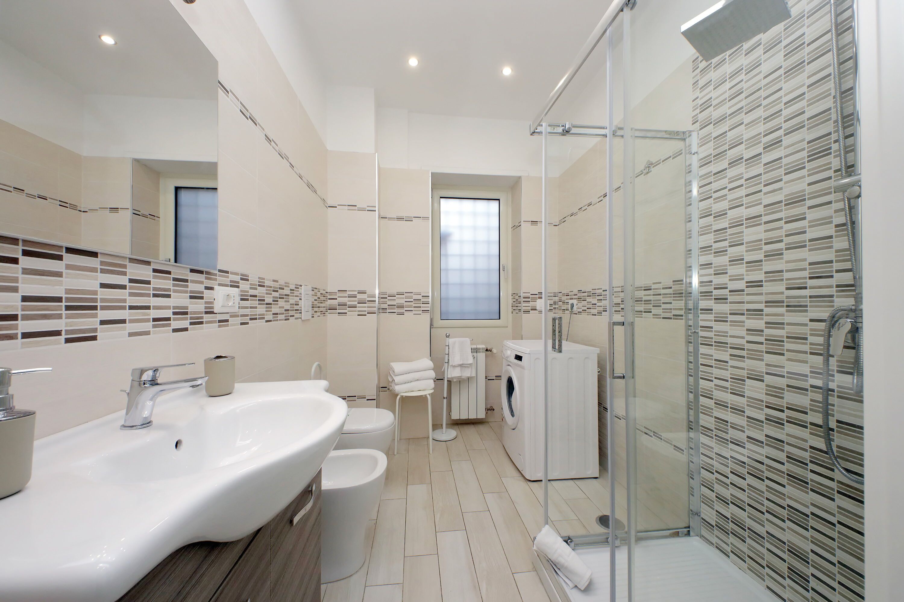 Dusche, Haartrockner, Bidet, Handtücher