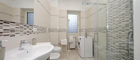 Dusche, Haartrockner, Bidet, Handtücher