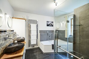 Badewanne, Haartrockner, Handtücher