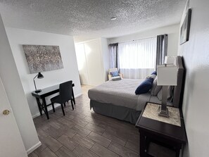 3 Schlafzimmer, Schreibtisch, Bügeleisen/Bügelbrett, Reisekinderbett