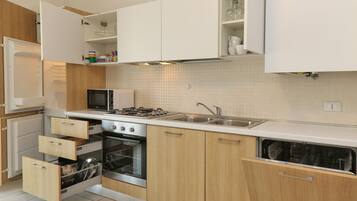 Frigorifero, microonde, forno, piano cottura