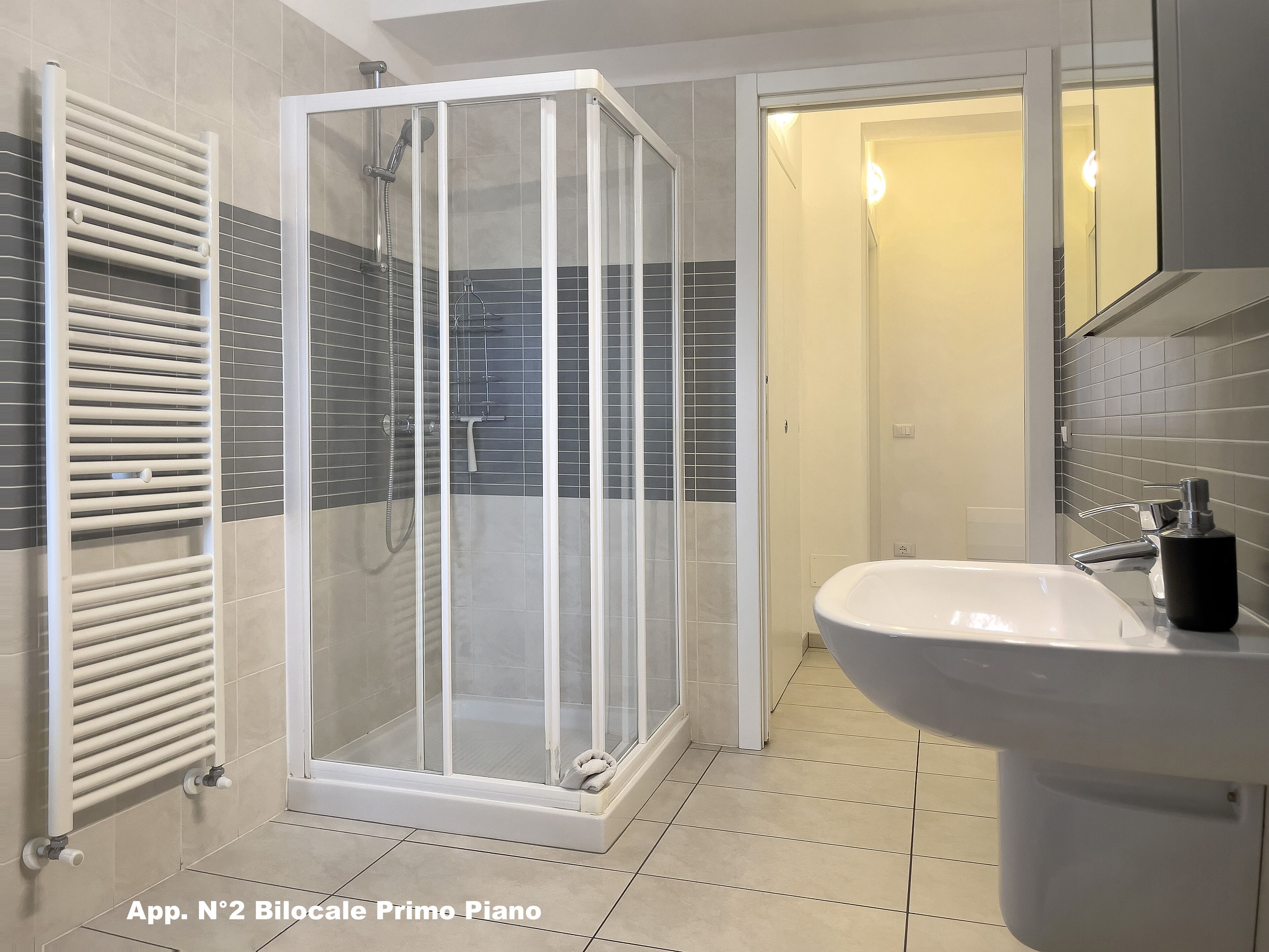 Dusche, Haartrockner, Bidet, Handtücher