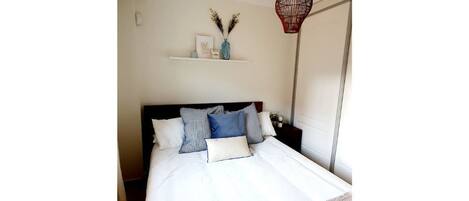 2 habitaciones, escritorio, tabla de planchar con plancha y wifi