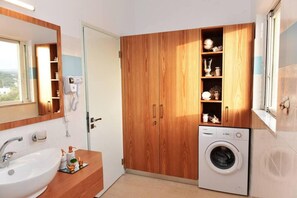 Appartement | Salle de bain | Ensemble douche/baignoire, baignoire relaxante profonde, sèche-cheveux