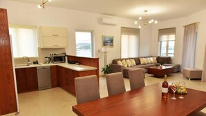 Eine moderne Wohnung mit Küche, Essbereich und Wohnzimmer.
