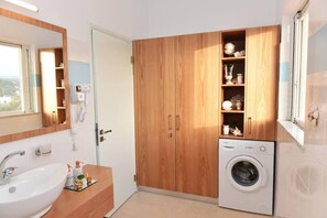 Apartamento | Baño | Ducha y bañera combinadas, bañera profunda, secador de pelo y toallas