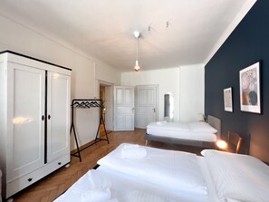 2 chambres, bureau, fer et planche à repasser, lit parapluie