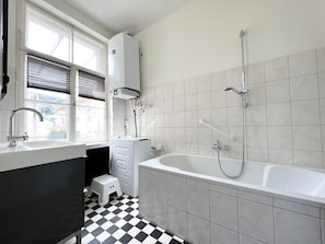 Ensemble douche/baignoire, sèche-cheveux, serviettes fournies, savon