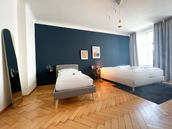 2 Schlafzimmer, Schreibtisch, Bügeleisen/Bügelbrett, Reisekinderbett
